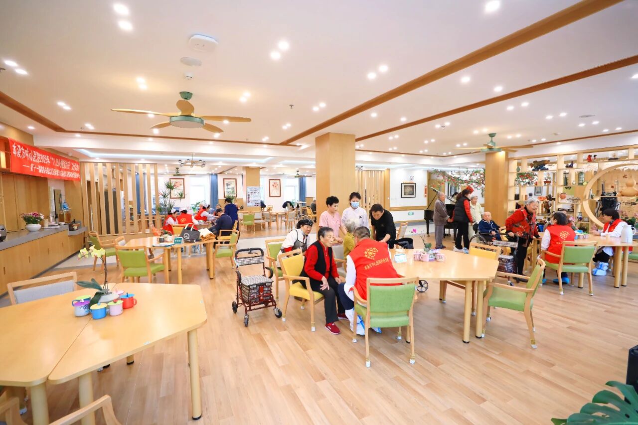 守护「夕阳红」,畅通生命线——本溪市中心医院 2025 年「11.20 心梗救治日」义诊活动走进华夏馨苑养老服务中心