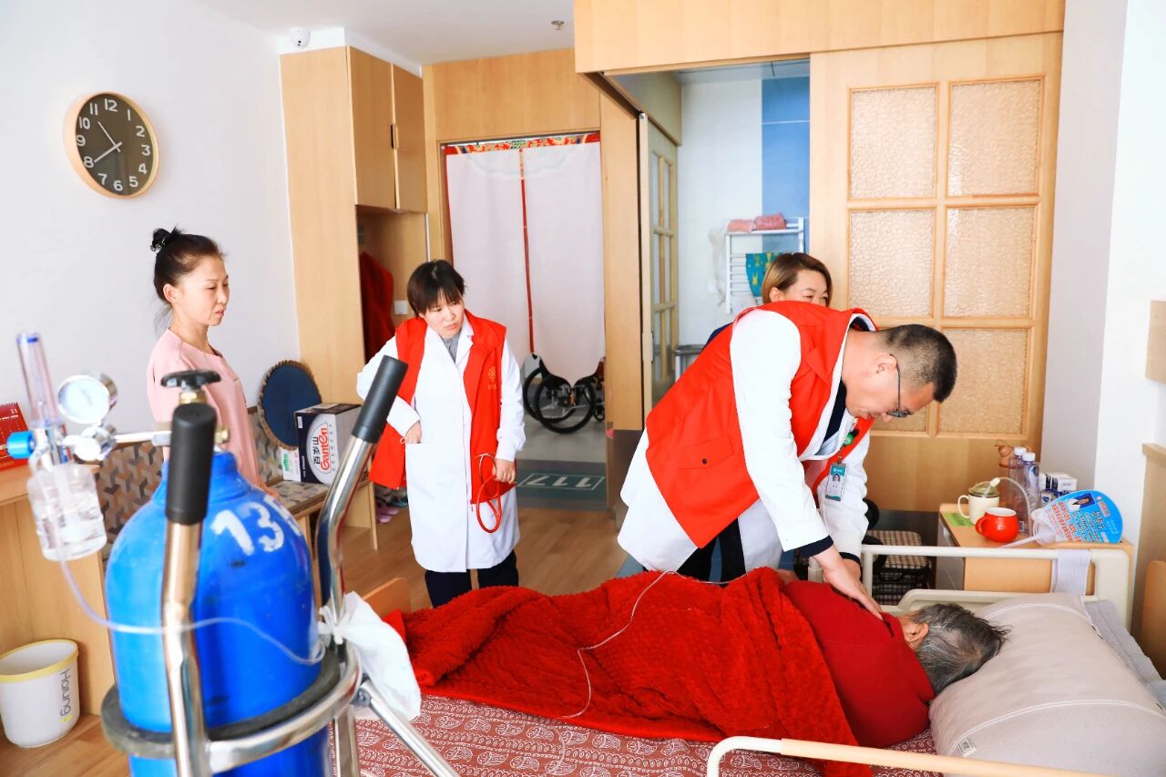 守护「夕阳红」,畅通生命线——本溪市中心医院 2025 年「11.20 心梗救治日」义诊活动走进华夏馨苑养老服务中心