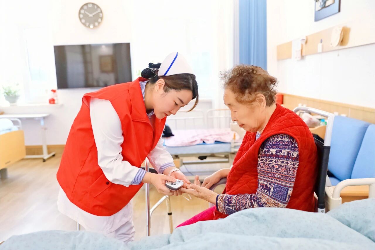 守护「夕阳红」,畅通生命线——本溪市中心医院 2025 年「11.20 心梗救治日」义诊活动走进华夏馨苑养老服务中心