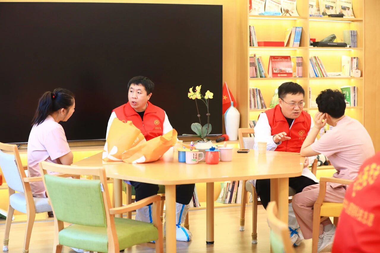 守护「夕阳红」,畅通生命线——本溪市中心医院 2025 年「11.20 心梗救治日」义诊活动走进华夏馨苑养老服务中心