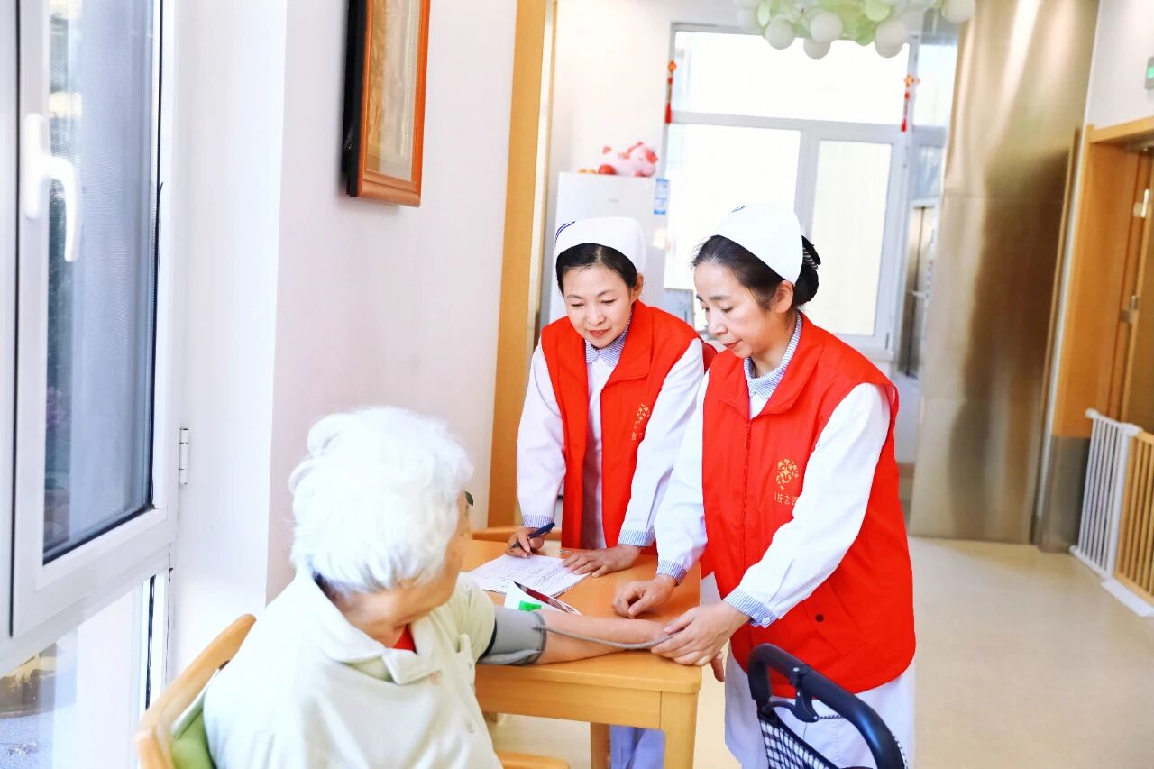 守护「夕阳红」,畅通生命线——本溪市中心医院 2025 年「11.20 心梗救治日」义诊活动走进华夏馨苑养老服务中心