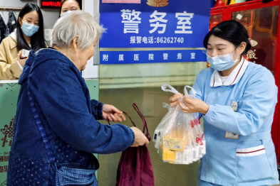 变「患者跑」为「我们送」——南大二附院便民取药点，为特殊患者铺平「最后一米」
