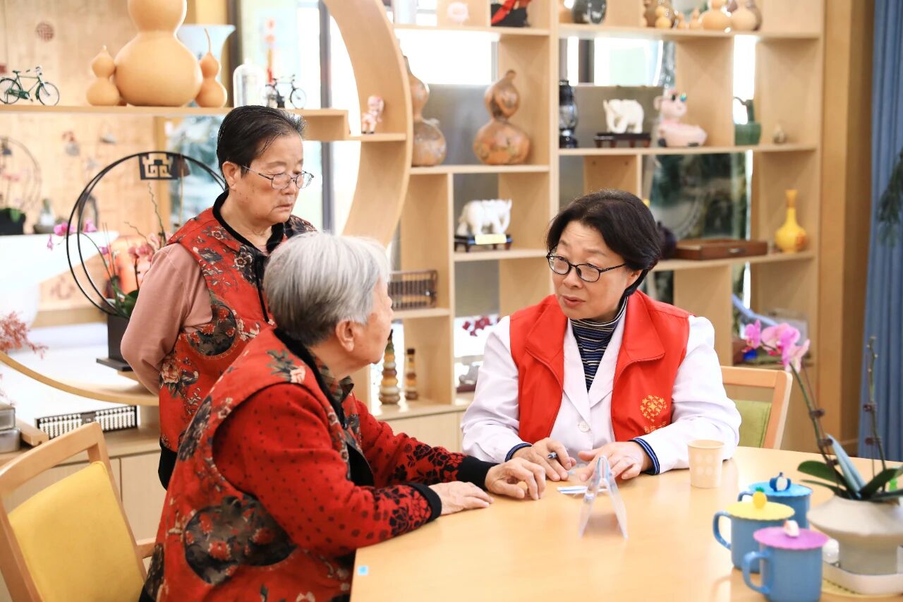 守护「夕阳红」,畅通生命线——本溪市中心医院 2025 年「11.20 心梗救治日」义诊活动走进华夏馨苑养老服务中心