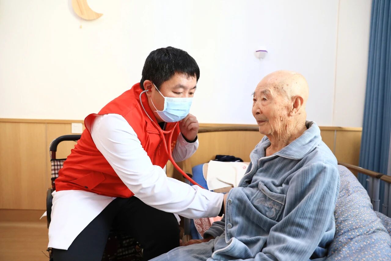 守护「夕阳红」,畅通生命线——本溪市中心医院 2025 年「11.20 心梗救治日」义诊活动走进华夏馨苑养老服务中心