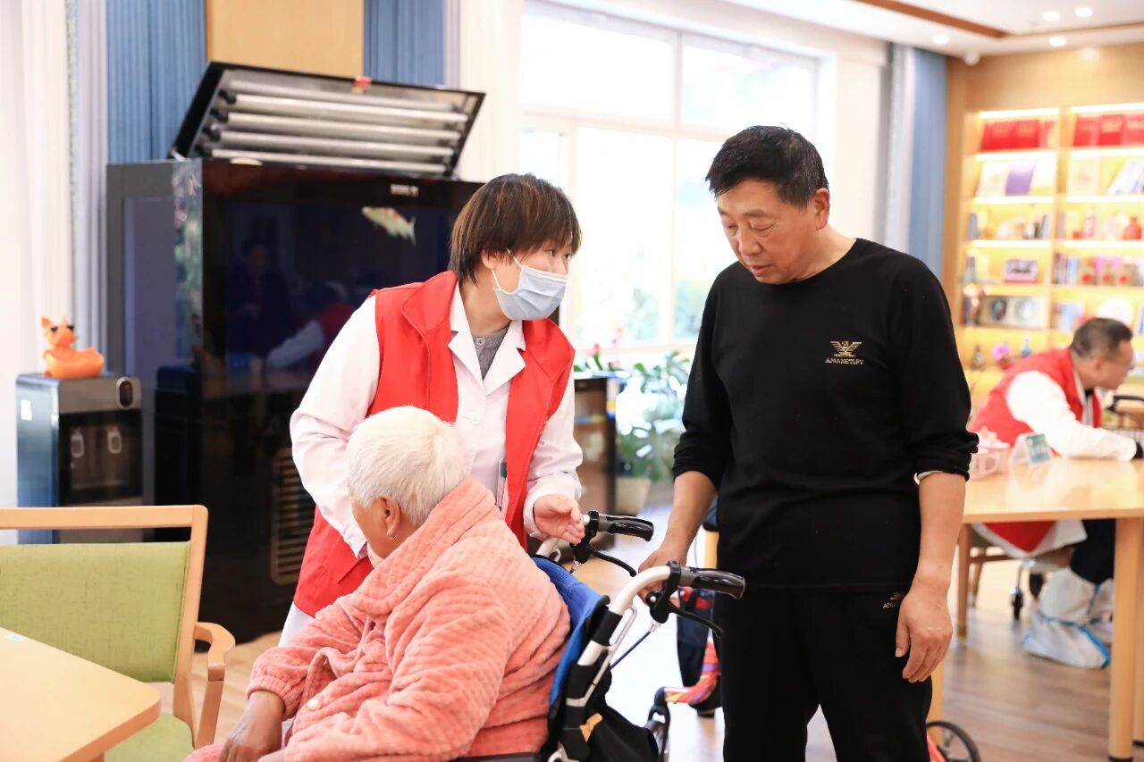 守护「夕阳红」,畅通生命线——本溪市中心医院 2025 年「11.20 心梗救治日」义诊活动走进华夏馨苑养老服务中心