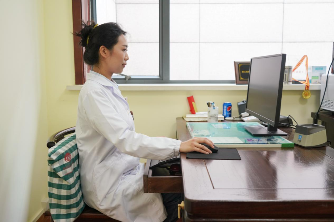 跷二郎腿的唯一好处,竟然是……(很多人没想到)