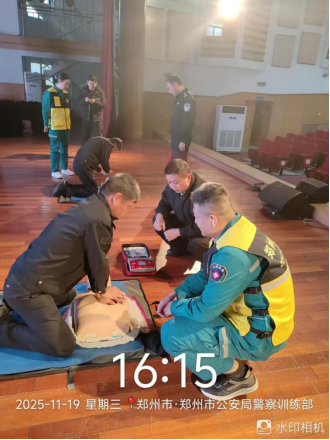 警医协作守生命!郑州公安干警变身「急救尖兵」,解锁黄金 4 分钟生命线
