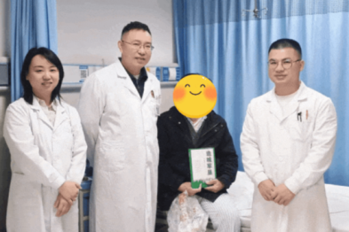 【温暖「医」瞬间】一份特殊的出院礼：八旬学者赠书致谢乳腺甲状腺外科