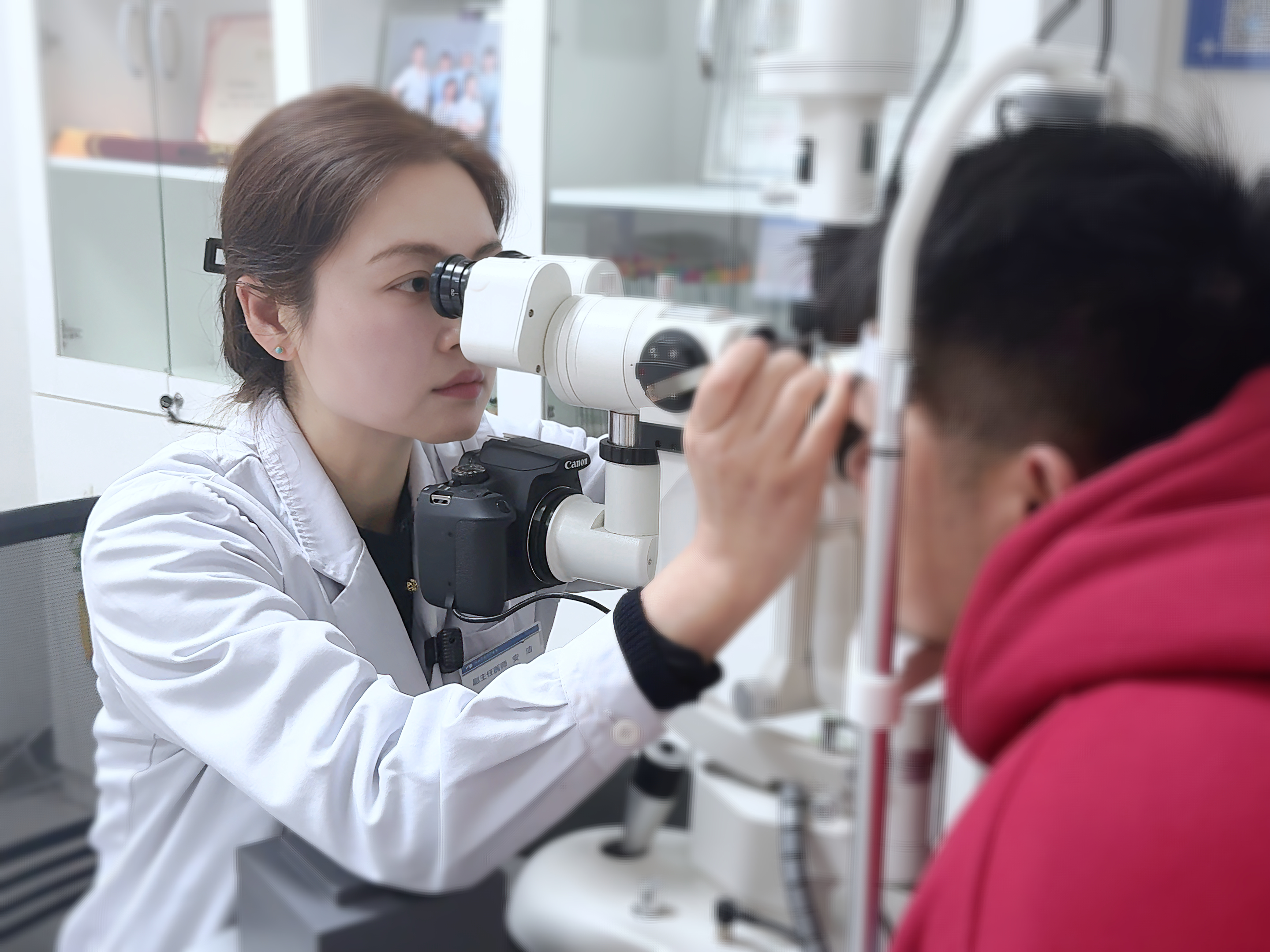 眼部蠕形螨感染治疗：坚持规范治疗的核心必要性与防止复发的科学依据