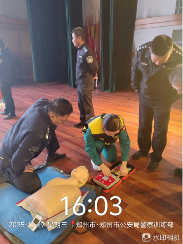 警医协作守生命!郑州公安干警变身「急救尖兵」,解锁黄金 4 分钟生命线