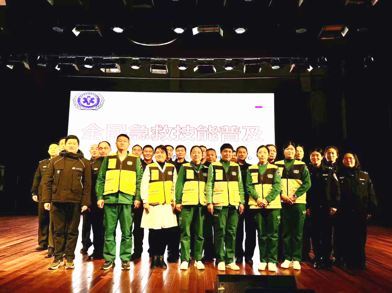 警医协作守生命!郑州公安干警变身「急救尖兵」,解锁黄金 4 分钟生命线