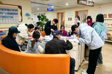 关爱「一老一小」馨服务 | 二附院携手人文与管理学院开展床旁陪伴活动