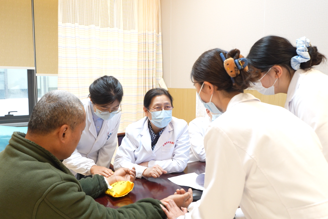 杨震国医大师学术交流会在上海市中医医院举行