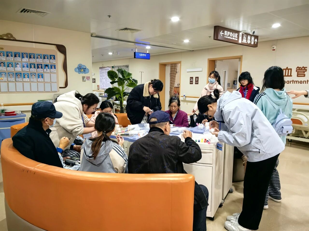 关爱「一老一小」馨服务 | 二附院携手人文与管理学院开展床旁陪伴活动