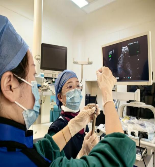 毫米通道里的生命革命:内镜联合粒子植入术破解肺癌治疗困局