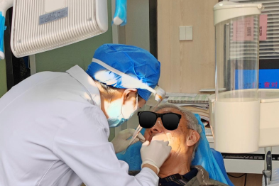 传统假牙「挂不住」怎么办？吸附性义齿助力严重牙槽骨萎缩者重获咀嚼力