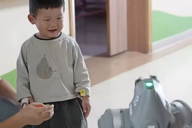 萌力全开 | 机器狗「亮相」正兴儿科，呆萌互动暖童心！