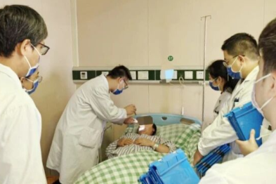 5 厘米「炸弹」藏颅底，医生从嘴巴无痕 「拆」出！广西中医药大学一附院经口内镜微创术破解颅底高危手术难题