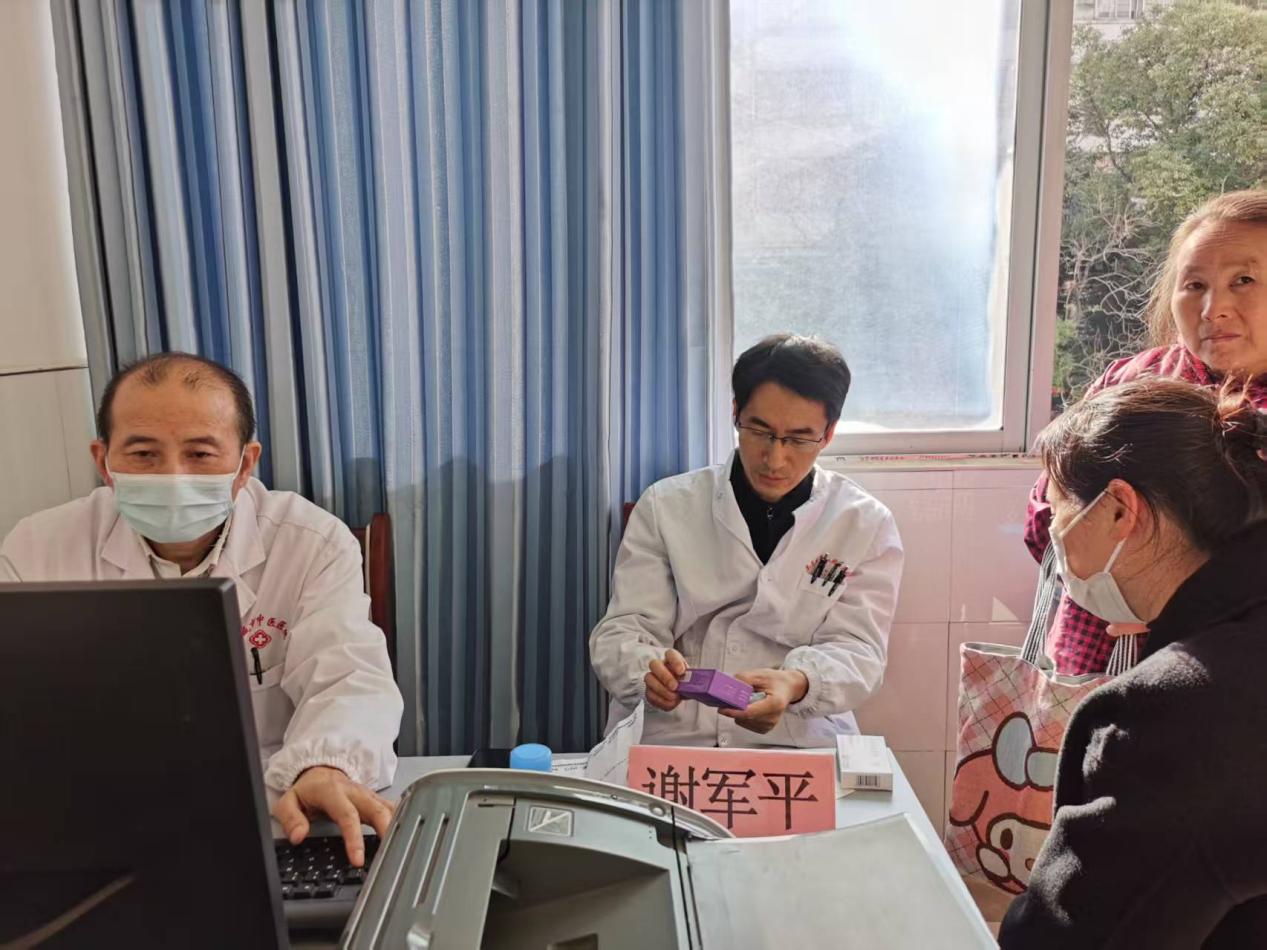 「百场义诊献礼 100 年二附」第 41 站暨省欧美同学会海归医学专家义诊活动走进丰城