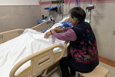 白衣秉烛驱长夜 病笃方知患难真