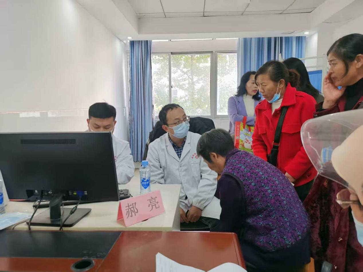 「百场义诊献礼 100 年二附」第 41 站暨省欧美同学会海归医学专家义诊活动走进丰城