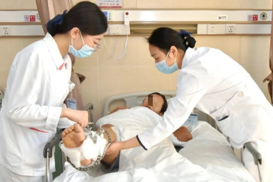 用双手捂热异乡的脚踝，让爱跨越千里