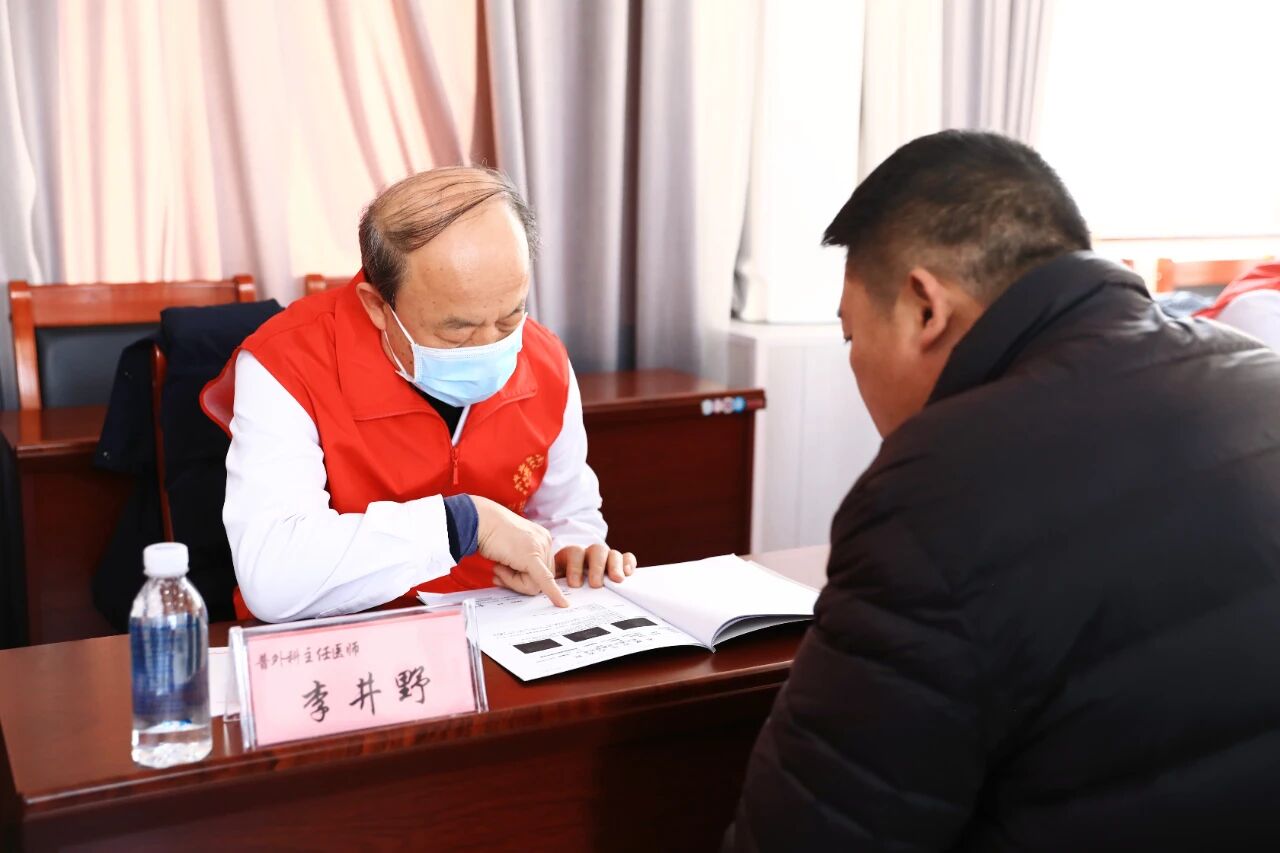 公益巡诊丨健康服务「零距离」 医旅协同助发展——本溪市中心医院公益义诊赋能文旅人