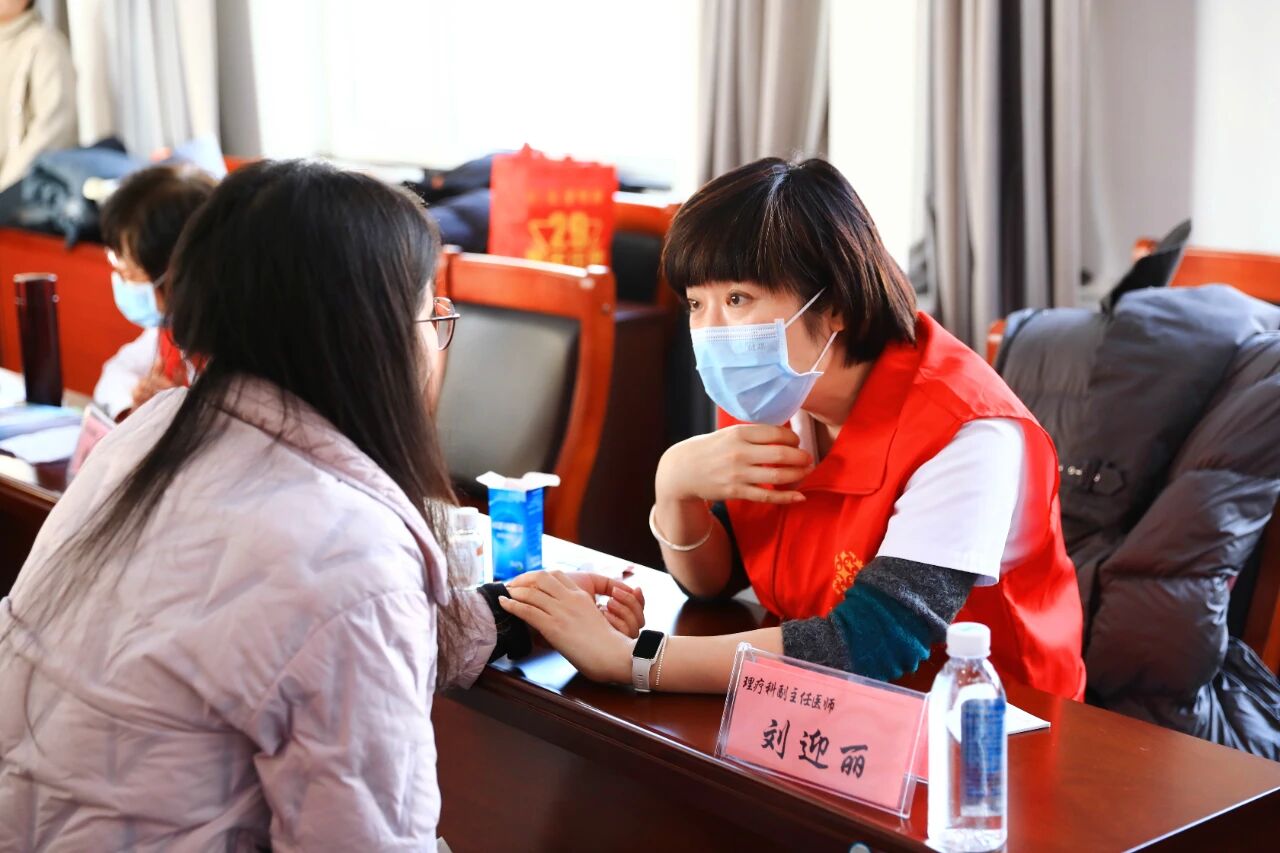 公益巡诊丨健康服务「零距离」 医旅协同助发展——本溪市中心医院公益义诊赋能文旅人