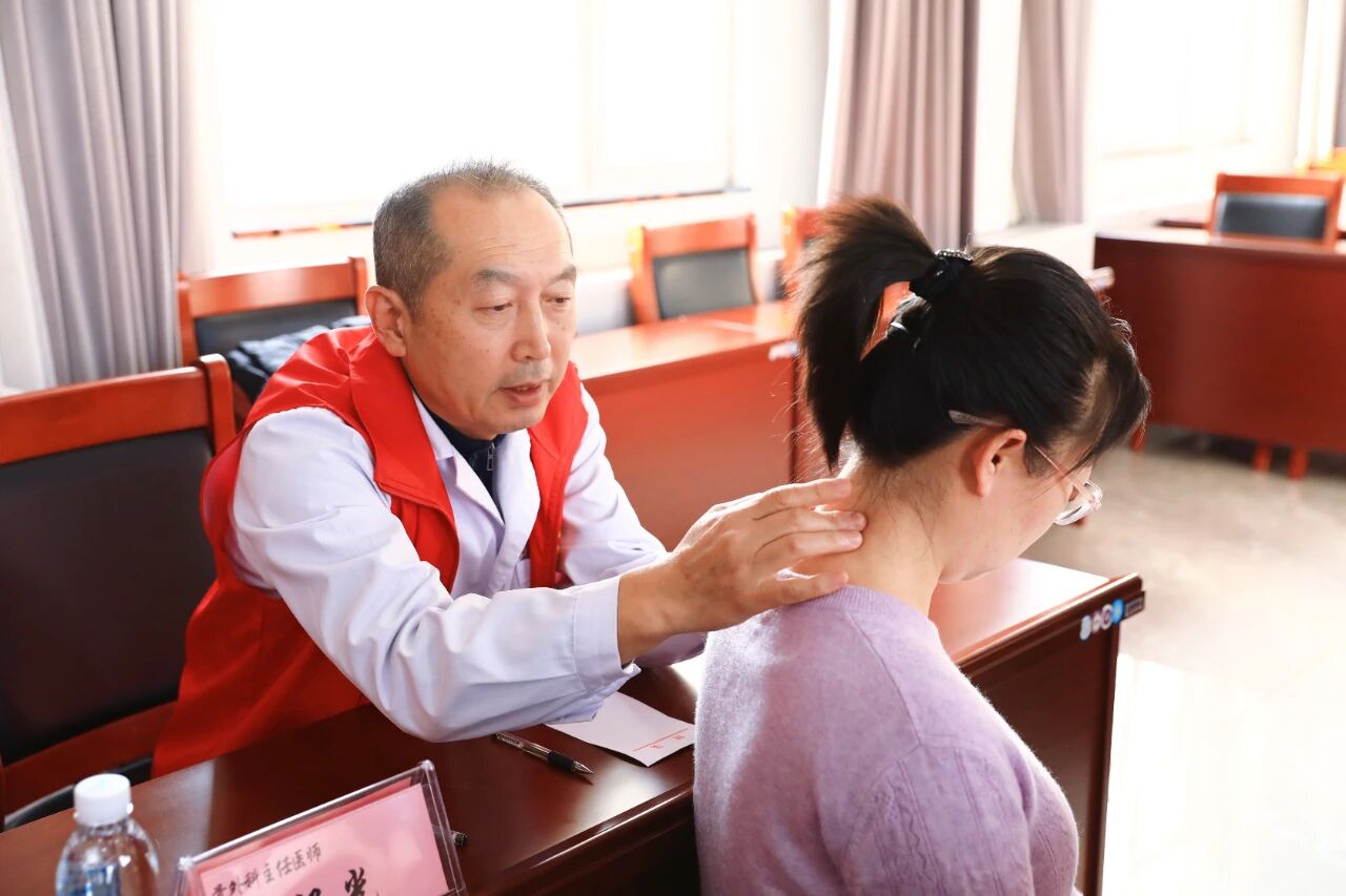 公益巡诊丨健康服务「零距离」 医旅协同助发展——本溪市中心医院公益义诊赋能文旅人