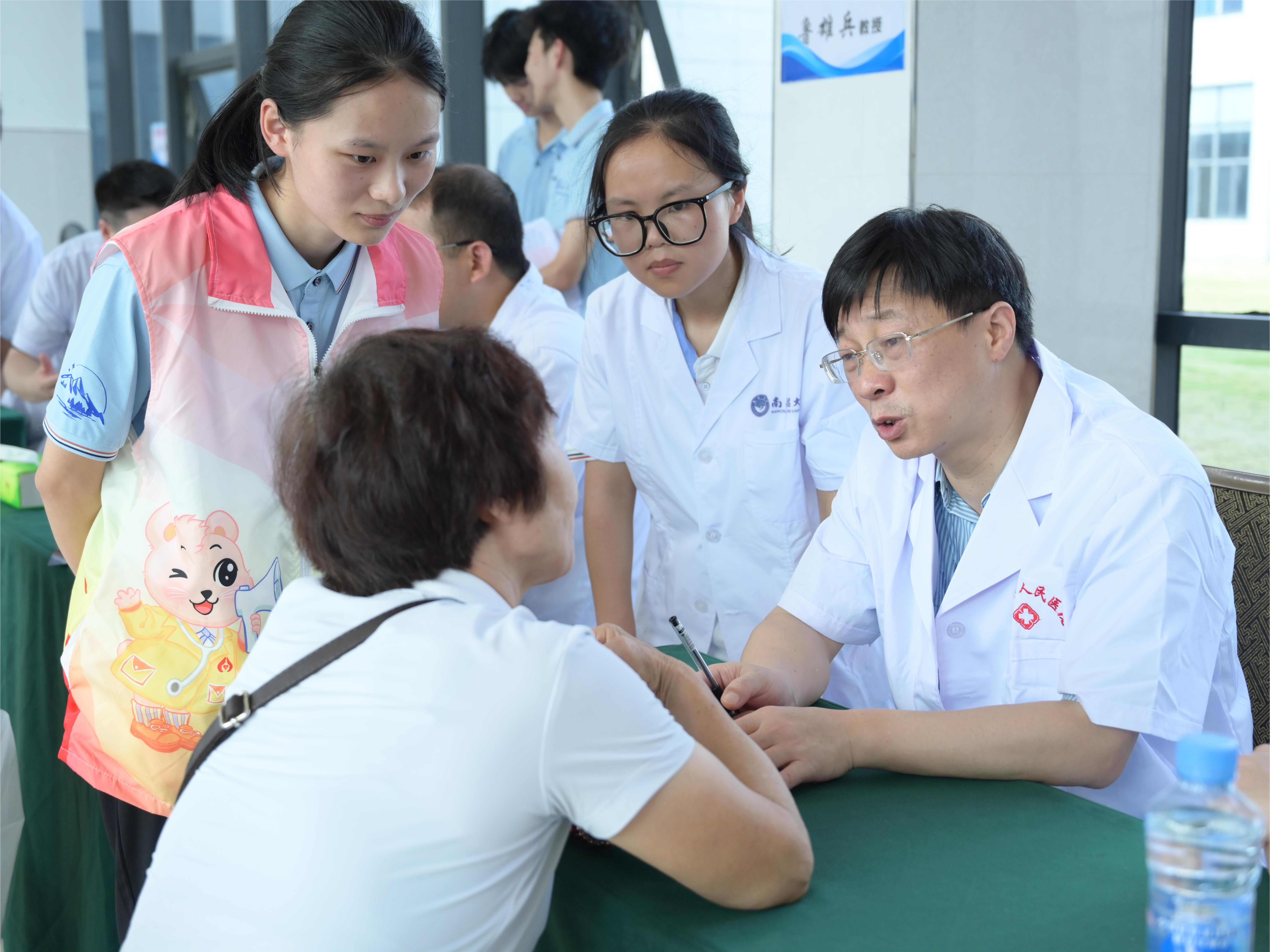 南昌大学第二临床医学院家「医」「护」晓团队荣获全国「三下乡」优秀团队称号