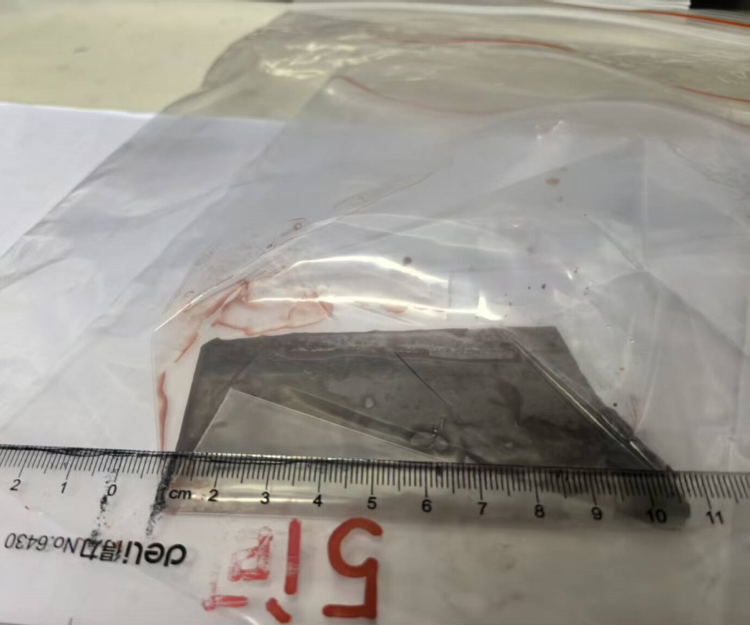 险！5×10 cm 刀片穿颅入脑……