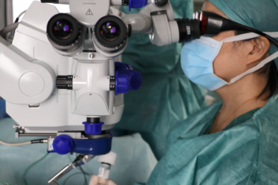 手术室上演「高清 3D 导航大片」眼科精准手术让眼底病灶纤毫毕现
