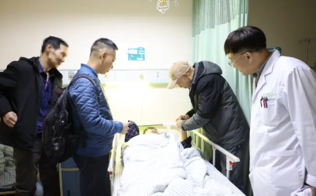 上海华山医院手外科专家陈德松教授一行莅临河南三博脑科医院参观指导