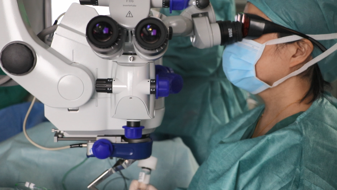 手术室上演「高清 3D 导航大片」眼科精准手术让眼底病灶纤毫毕现