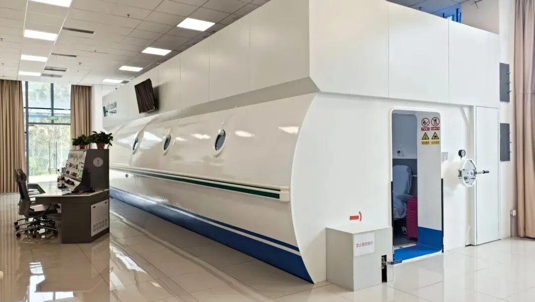 泪目!孩子车祸后危在旦夕,昆明三博多学科携手+高压氧助力,康复后病房诵诗致谢