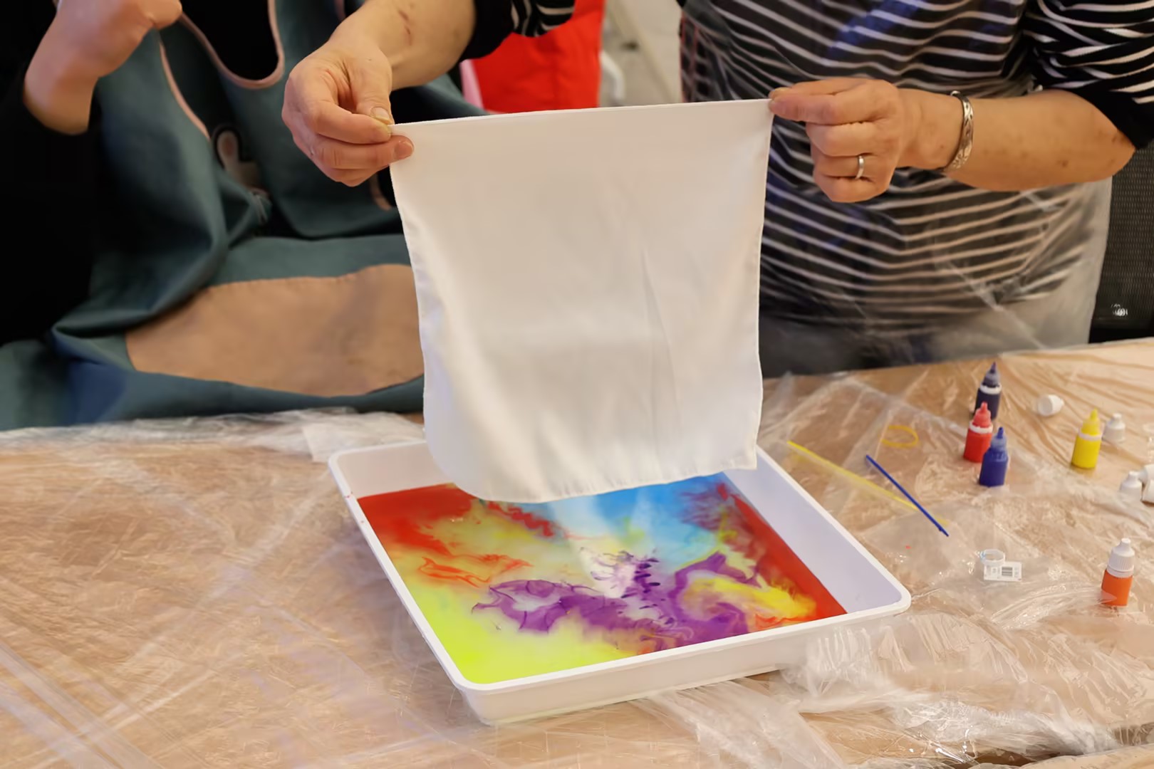 水韵拓印·丝语疗心 | 北京华生康复医院开展艺术创作融合康复训练活动