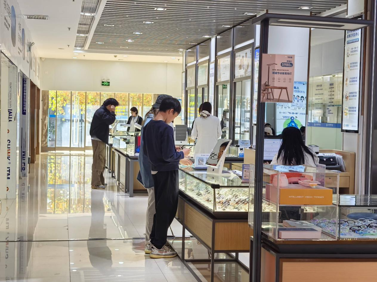 眼镜用久了可以一直戴下去吗?武汉普瑞眼科林珊提醒旧眼镜的危害