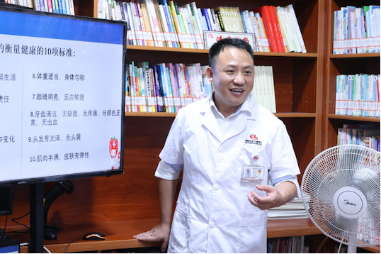 儿科医生罗志华:15 载儿医路,一双「绿手」护佑十万患儿安康