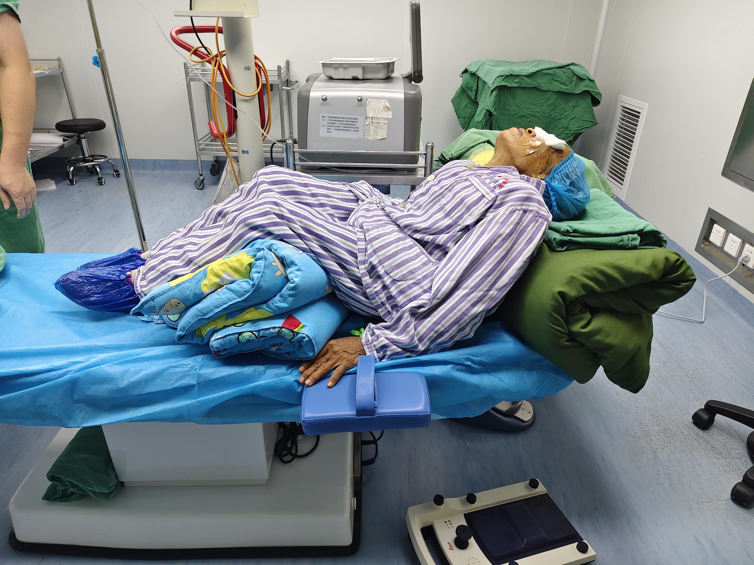 医心仁术解沉疴 公益之光暖民心——我院成功为重度驼背患者实施高难度白内障手术