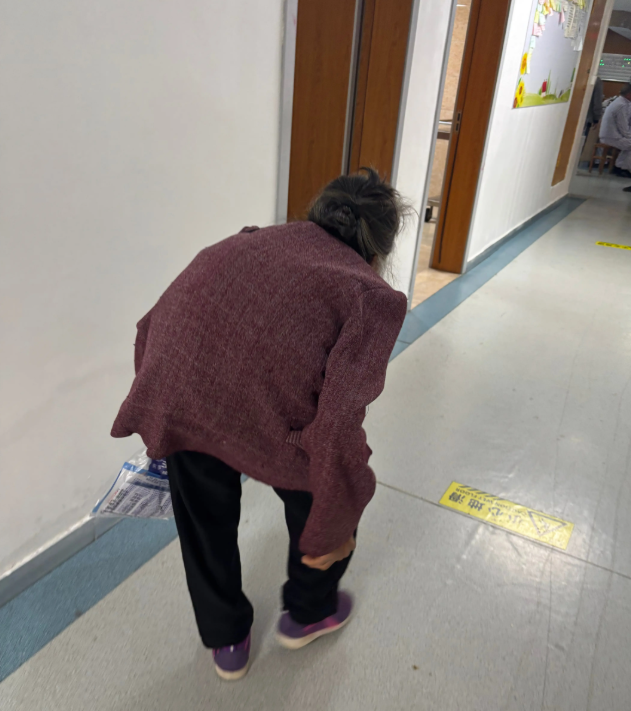 医心仁术解沉疴 公益之光暖民心——我院成功为重度驼背患者实施高难度白内障手术