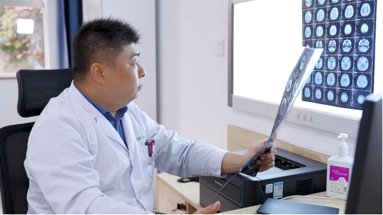 【专访】融合三大前沿技术，截瘫患者实现「意念」行走——访河南三博脑科医院赵萌主任