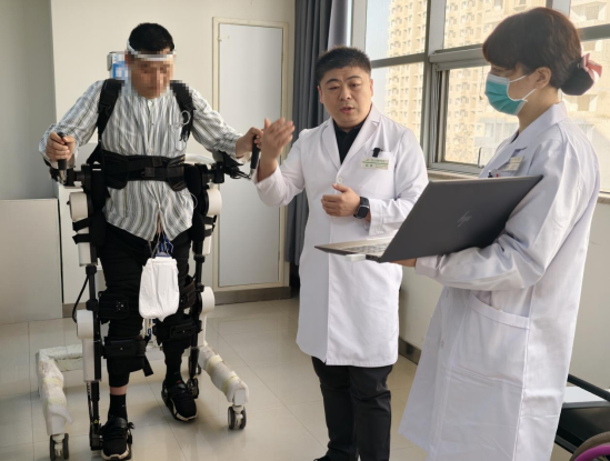 【专访】融合三大前沿技术，截瘫患者实现「意念」行走——访河南三博脑科医院赵萌主任