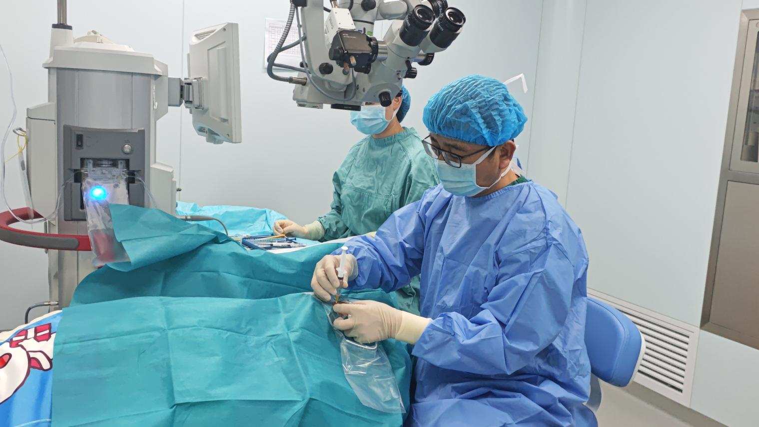 老人做白内障手术后仍看不清!武汉普瑞眼科程旭康手术矫正散光