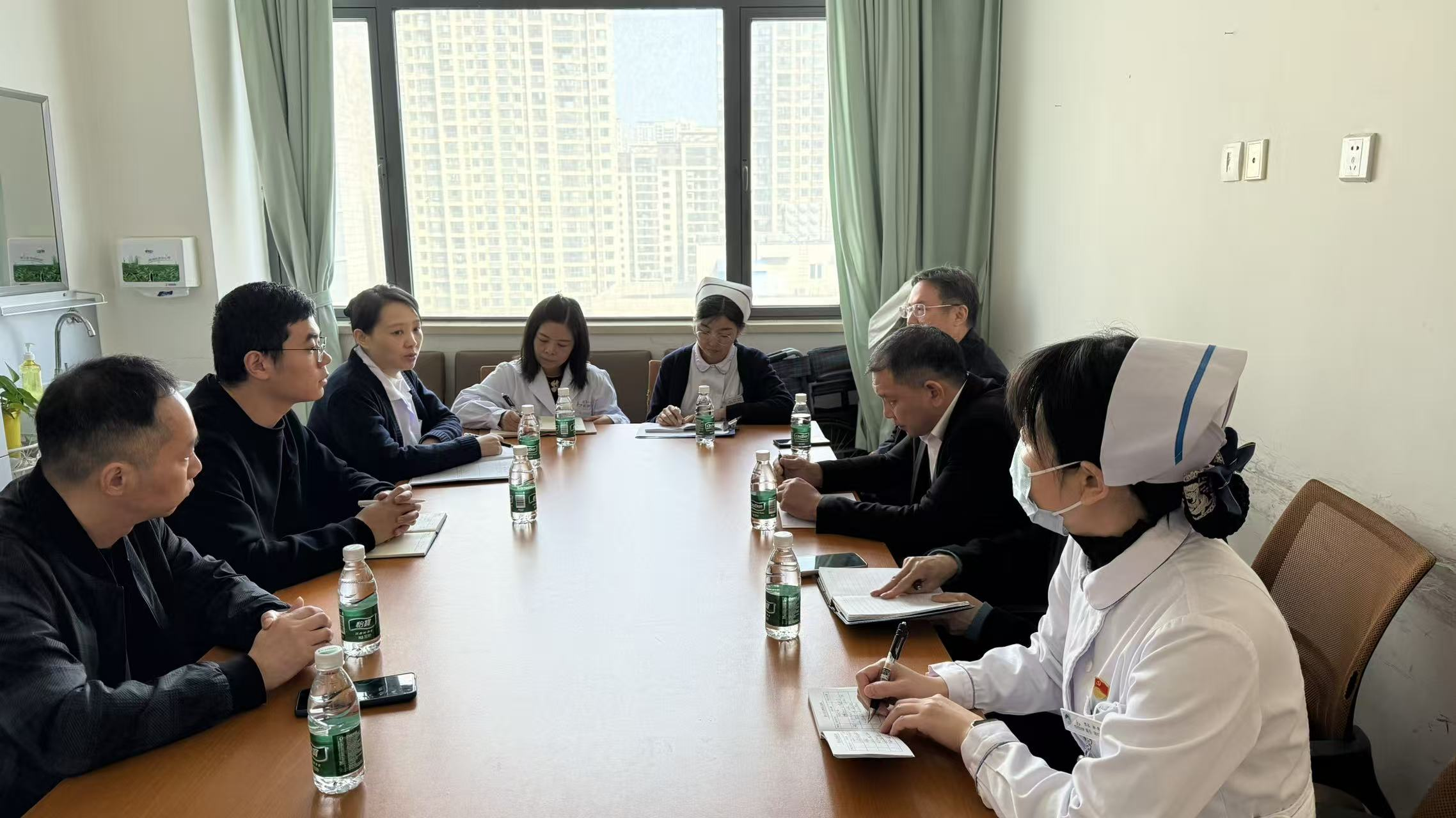 破解「陪护难」 托起患者温暖——荆门市中心医院开展免陪照护服务实践与探索