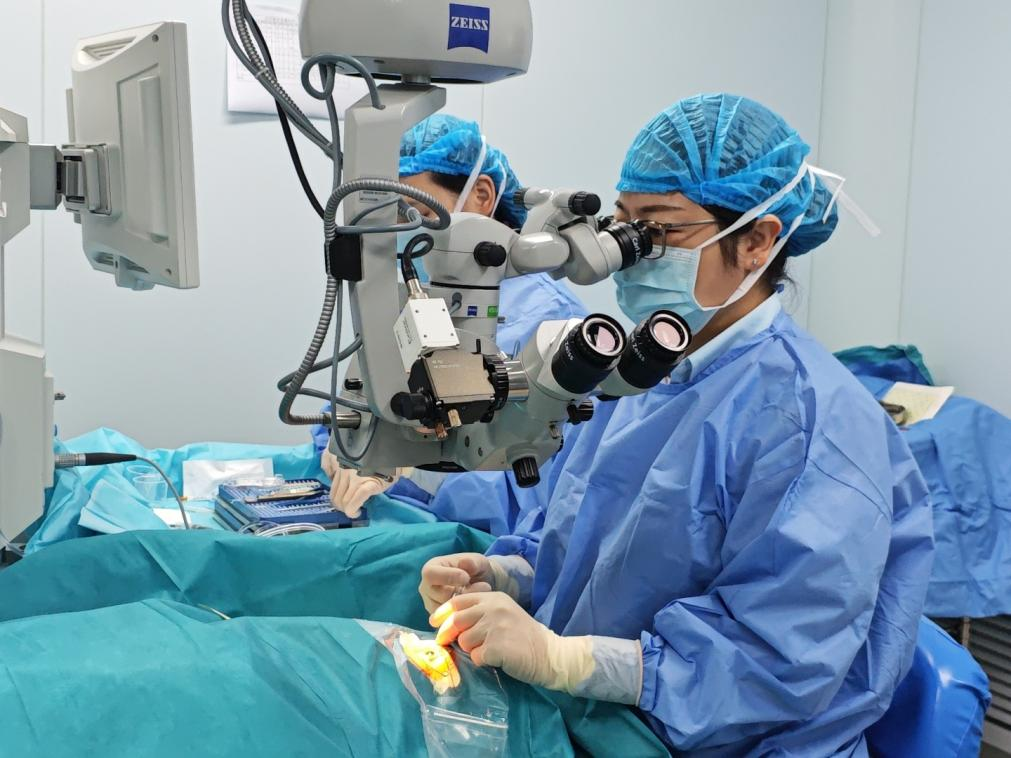武汉普瑞眼科阮丽娟用飞秒白内障手术植入三焦点晶体解决男子眼疾