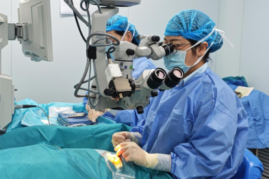 武汉普瑞眼科阮丽娟用飞秒白内障手术植入三焦点晶体解决男子眼疾