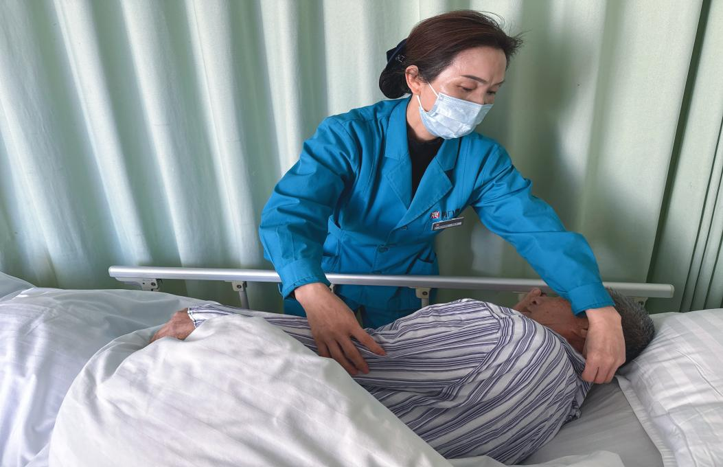 破解「陪护难」 托起患者温暖——荆门市中心医院开展免陪照护服务实践与探索