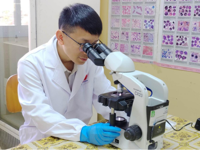 中国援赤几日记⑩ | 佛山医生雷志红：用一方玻片，在非洲架起健康「桥梁」