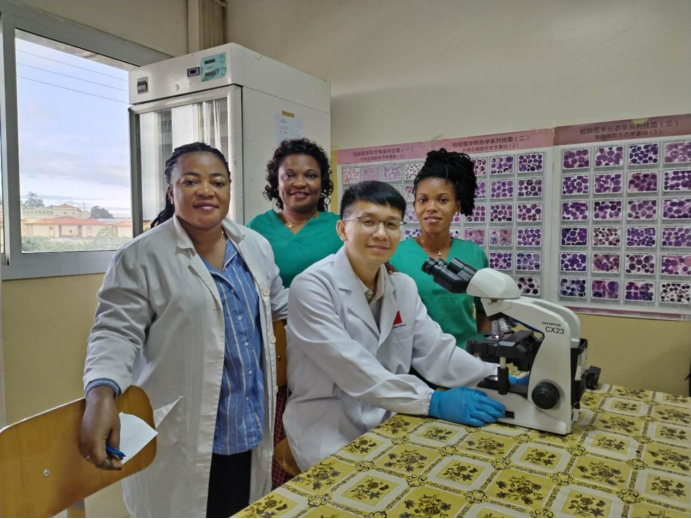 中国援赤几日记⑩ | 佛山医生雷志红：用一方玻片，在非洲架起健康「桥梁」