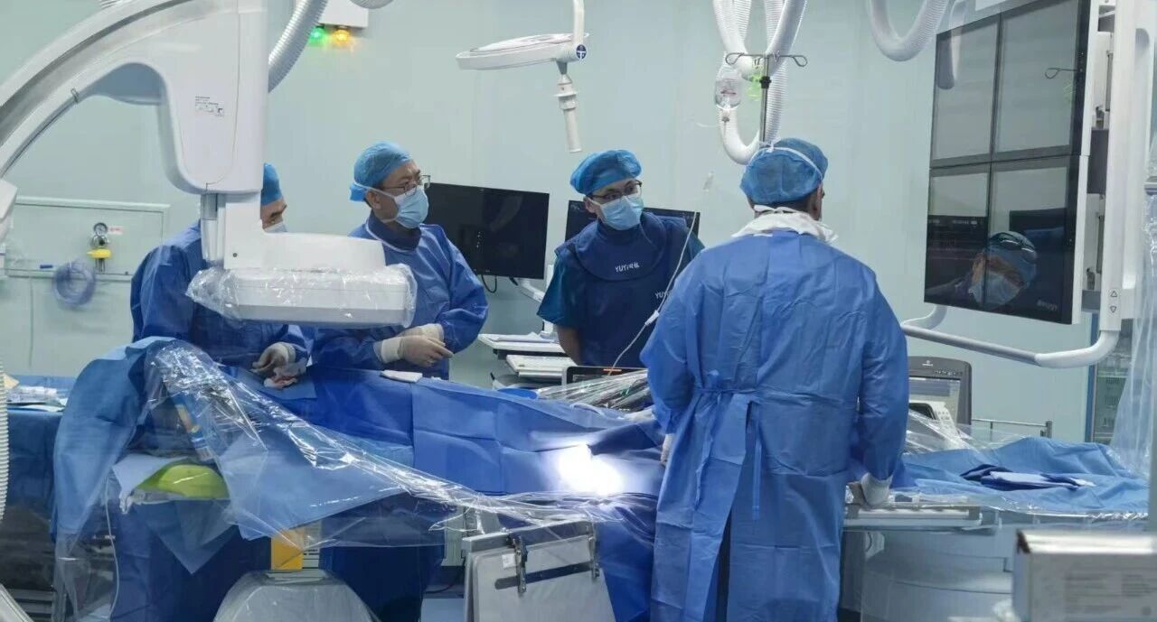 援疆动态丨破局高危心衰！植入三腔起搏除颤器为心脏装「智能双保险」